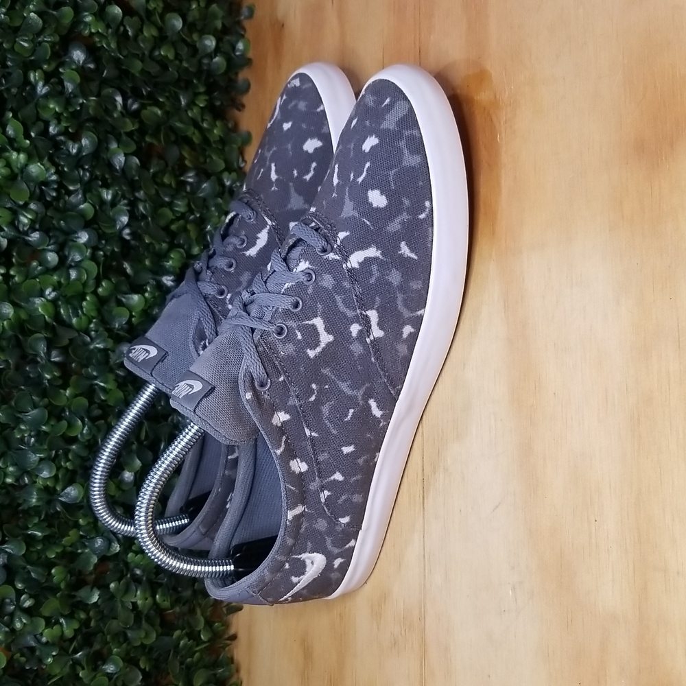 Nike Lace Print | Womens Size 8.5 | Gray & White